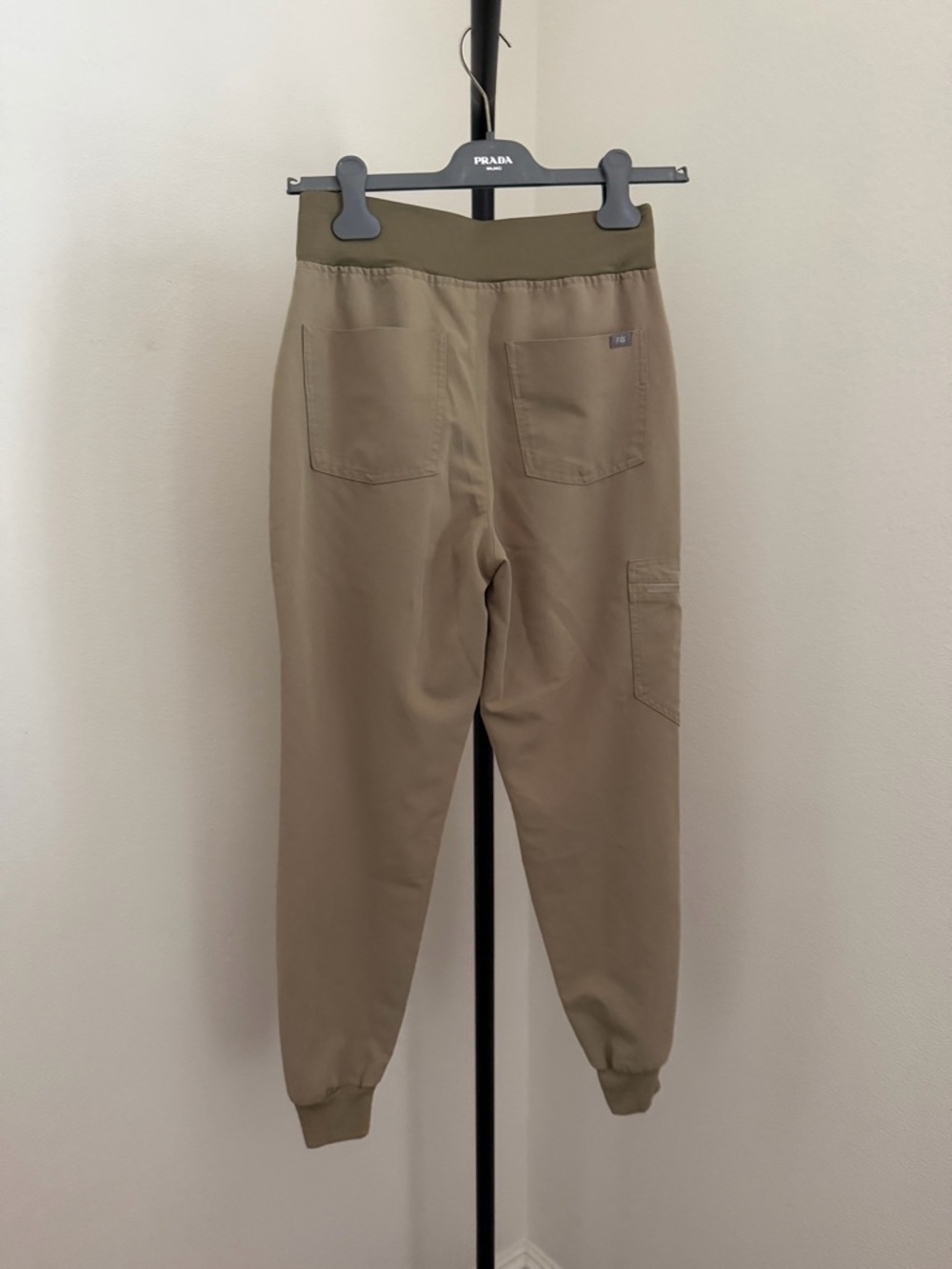 Figs Tan V-Neck sandstone three pocket jogger scrub set like new XXS/XS - Picture 9 of 10